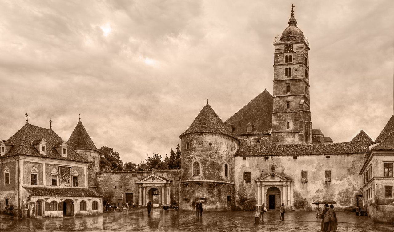 Katedrala, Kaptol, prije potresa 1888. godine. Zgrada lijevo je kaptolska gradska vijećnicža (izgrađene 1675. godine, a srušene 1876. godine)
